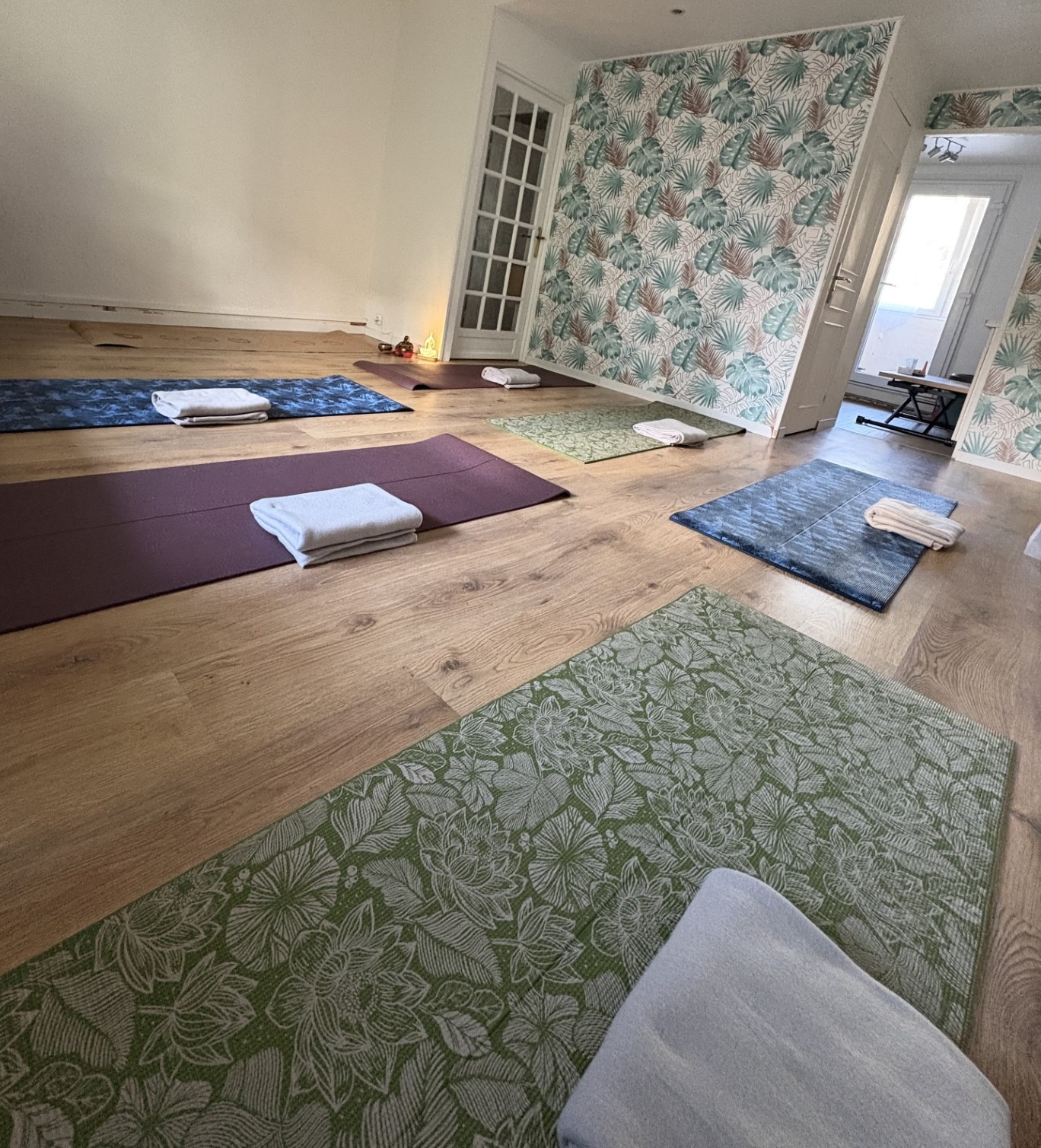 Le Studio Majoh à Gagny – tapis de yoga sur parquet bois clair